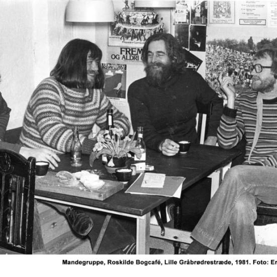 Mandegruppe, Roskilde Bogcafe, Lille Gråbrødrestræde, 1981. Foto: Erik Lindstrøm