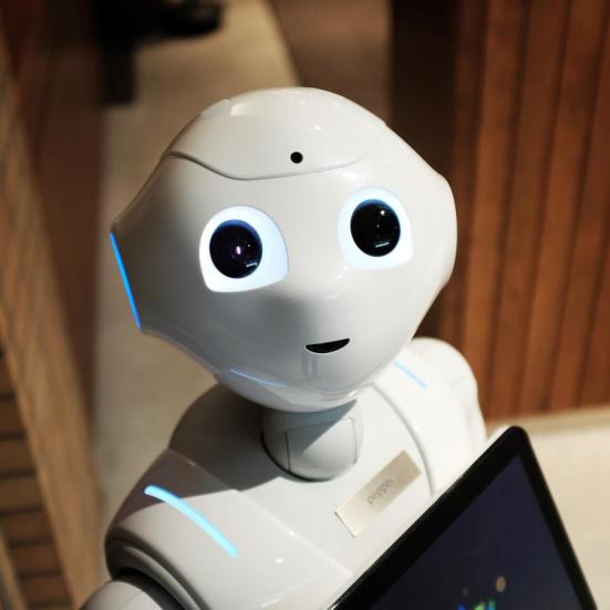 Foto af robot, Alex Knight. Unspslash