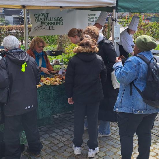 Mennesker omkring en bod