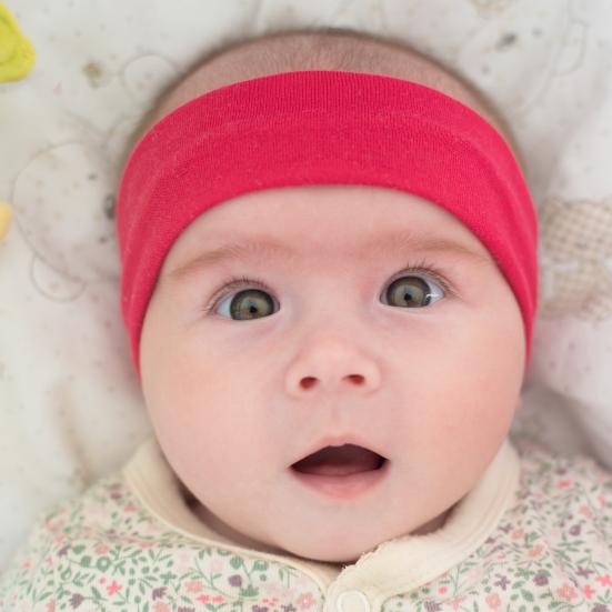 Baby der ligger og kigger