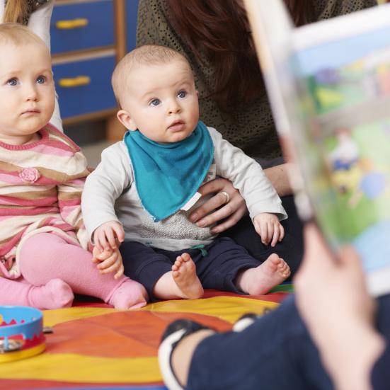 Babyer der kigger på bøger