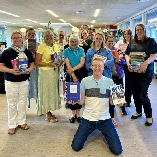 Medarbejdere fra Roskilde Bibliotekerne der viser bøger