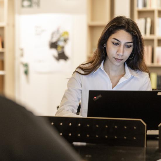 Ung kvinde sidder ved en pc