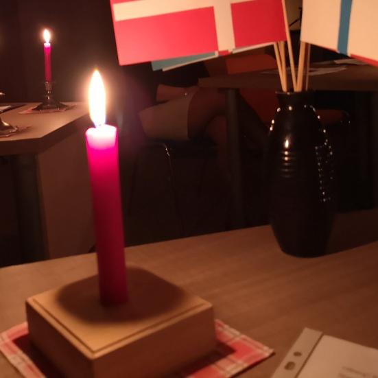 Stearinlys og flag