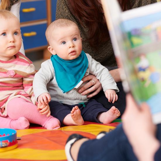 Børn der lytter til historie