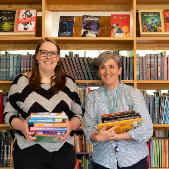 2 damer med stakke af bøger