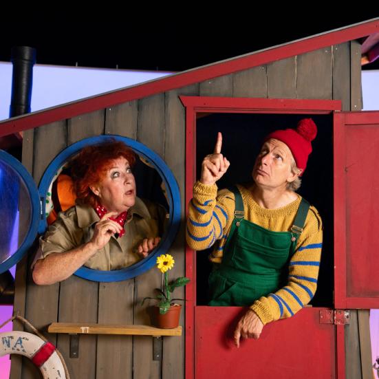 Dame og mand på en båd