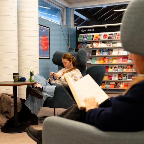 To unge mennesker i lænestole 