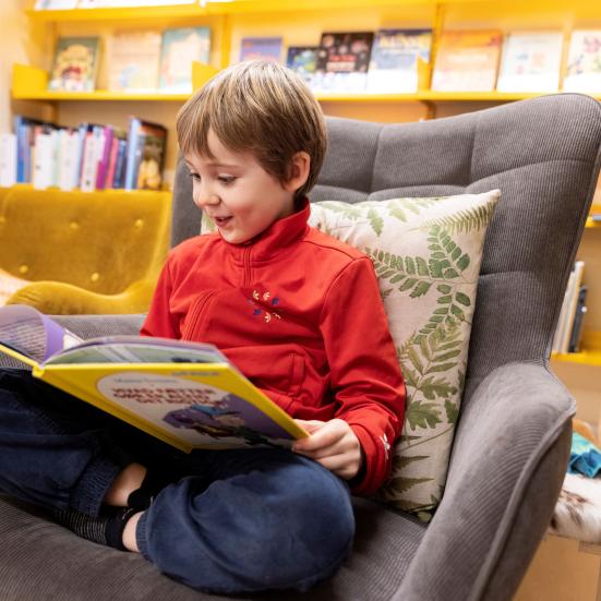 Barn der læser