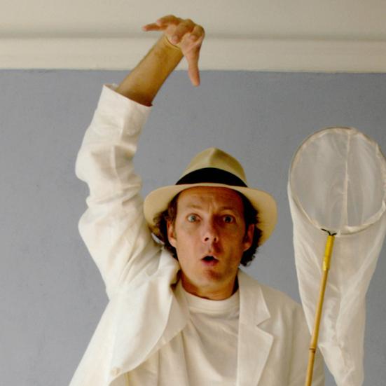 Mand med net står på en kassse