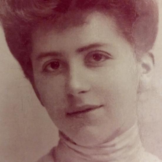Ungdomsfotografi av Karen Dinesen/Karen Blixen (Beskåret). Fotograf Carl Sonne cirka 1903. Wikimedia Commons