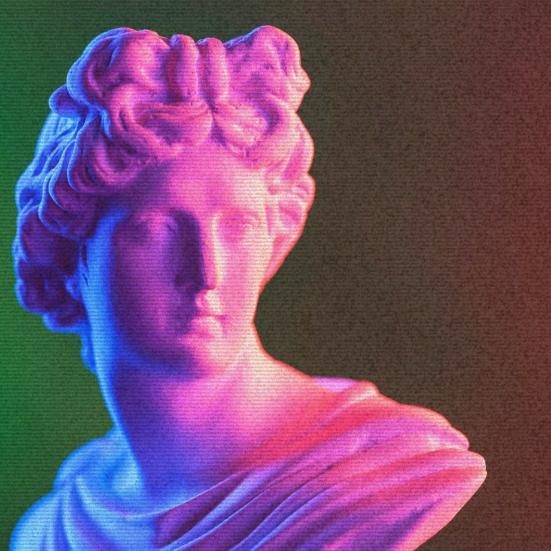 Klassisk marmorbuste oplyst i blå og pink neonfarver med scanline-effekt.