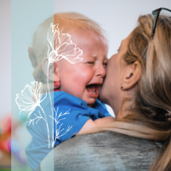 Mor der trøster grædende baby