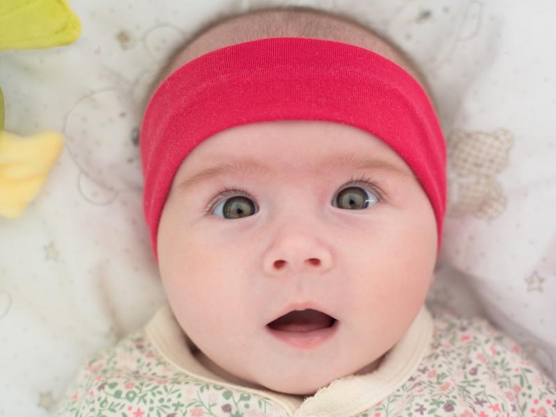 Baby der ligger og kigger