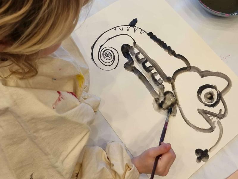 Barn der maler en kamæleon