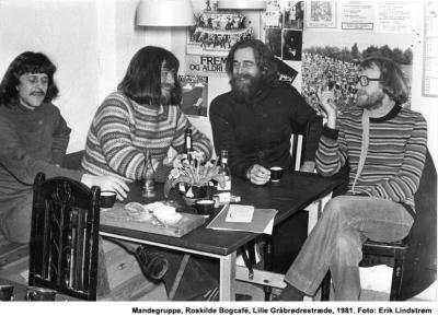 Mandegruppe, Roskilde Bogcafe, Lille Gråbrødrestræde, 1981. Foto: Erik Lindstrøm