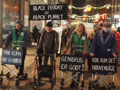 Ældre mennesker med banner