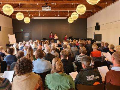 Deltagere til morgensang på Roskilde Bibliotek 