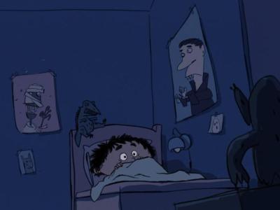 Dreng ligger i sengen og der er mørkt i rummet