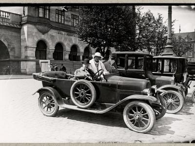 Fotografi af Millionær Harald Plum i sin bil på Nytorv. Fotograf Holger Damgaard