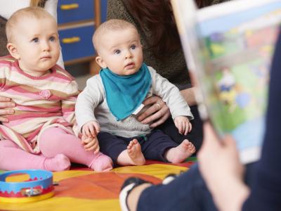 Babyer der lytter til historie