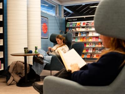 To unge mennesker i lænestole 