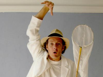 Mand med net står på en kassse