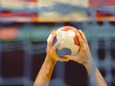 Herrehænder med håndbold