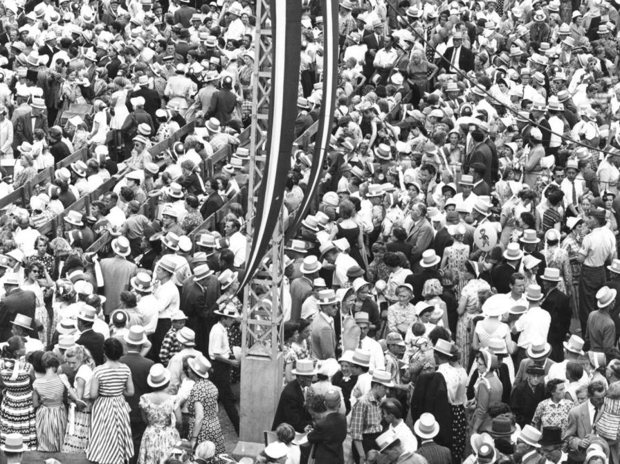 Byfest "Høj Hat og Kyse," Stændertorvet, 1958. Fot. Henrik Clausen.