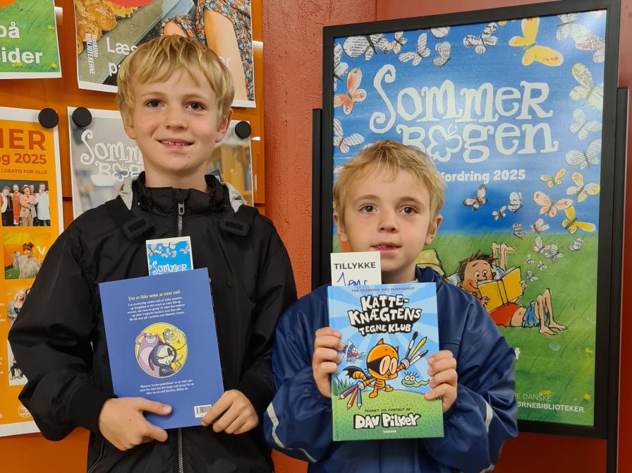 Brødrene Søren og Jens med deres præmiebog