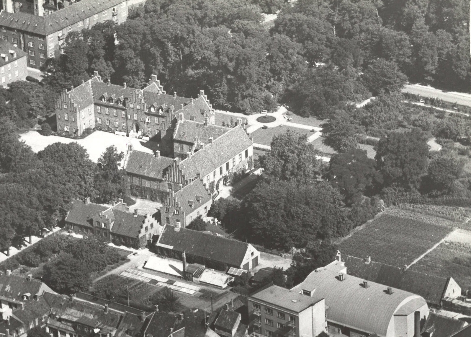 Roskilde Klosters jorde inden opførelsen af Roskilde Bibliotek, 1950erne.