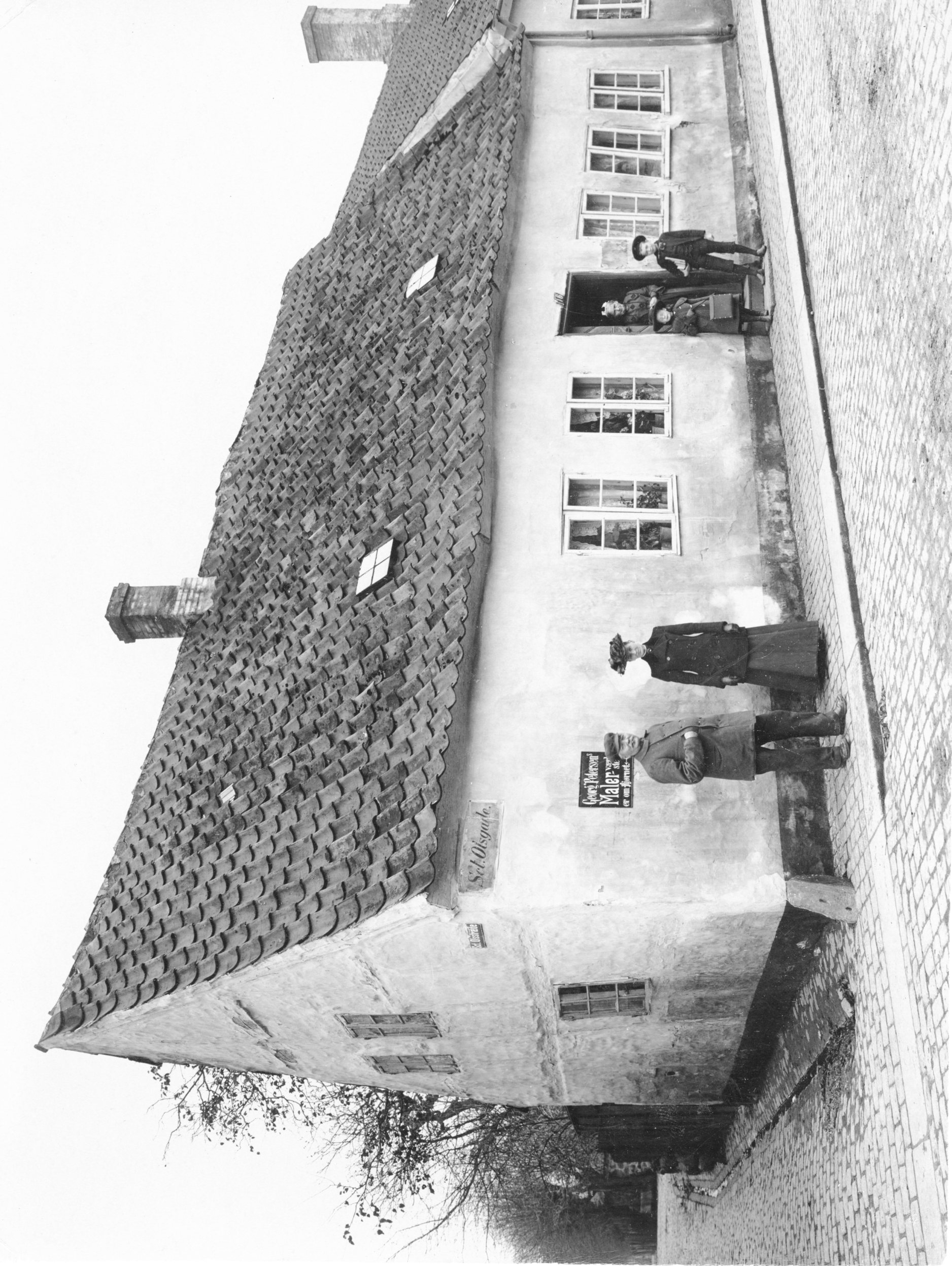 Foto af bygningen Sct. Olsgade 16 i starten af 1900-tallet med beboere.