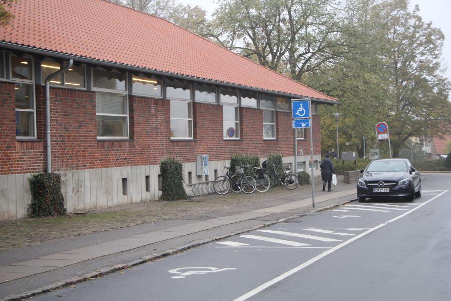 Handicap p-pladserne ved Roskilde Bibliotek