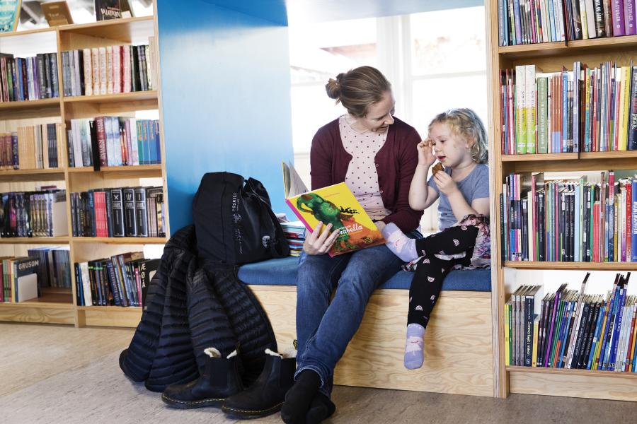 Mor og barn i biblioteket. Foto: Ty Stange