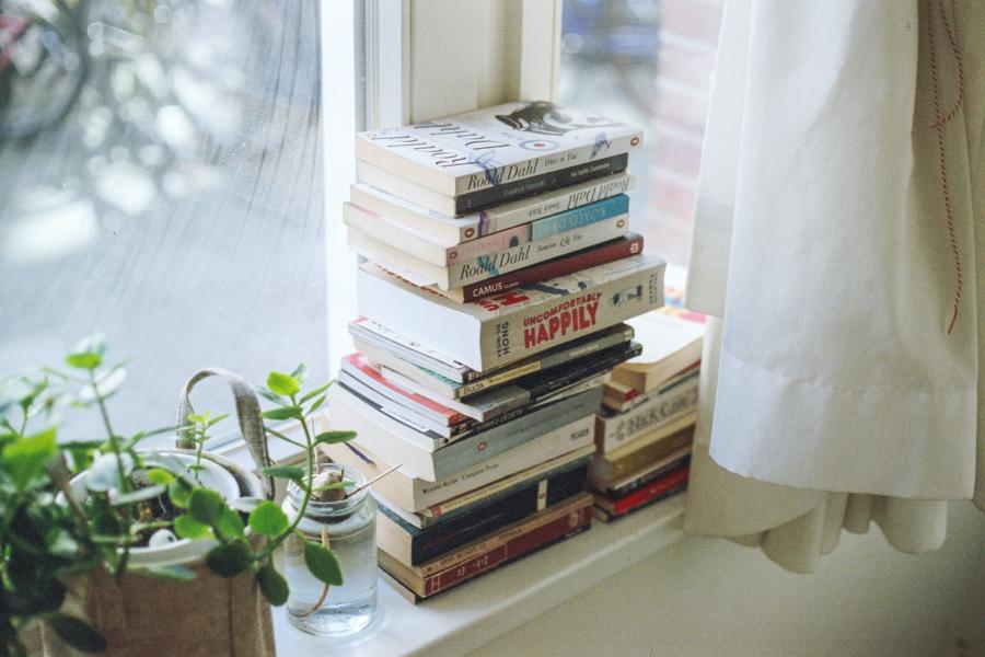 bøger i vindueskarm