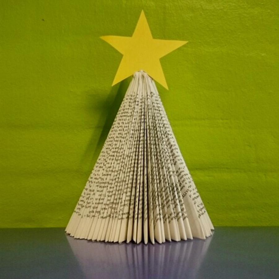 Juletræ foldet af en bog