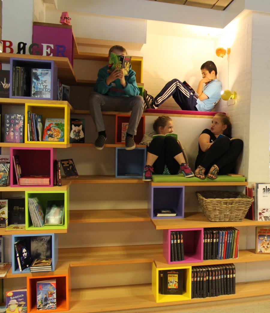 Skolebørn læser i trappetårnet