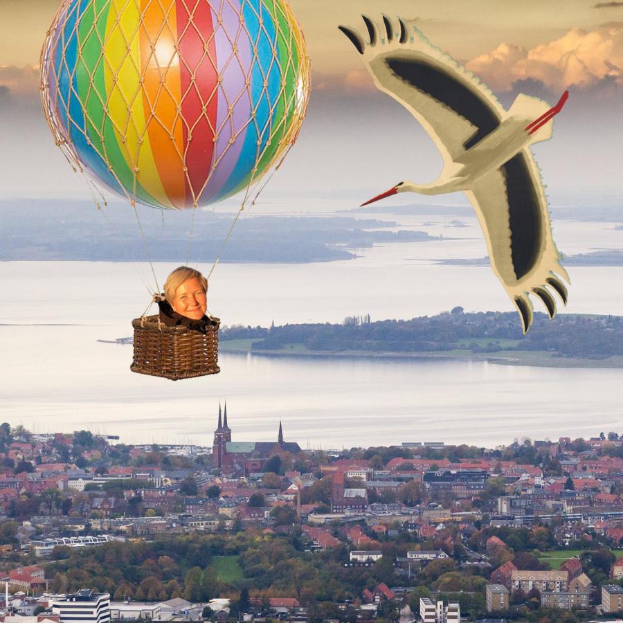 Gitte i luftballon over Roskilde